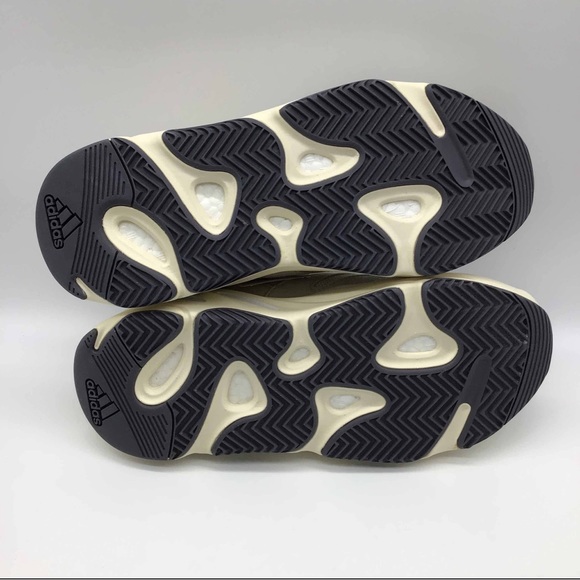 Yeezy Boost 700 Analog 10.5 DS New - Picture 4 of 8